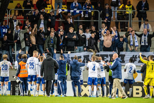 IFK Norrköpings spelare jublar med fansen