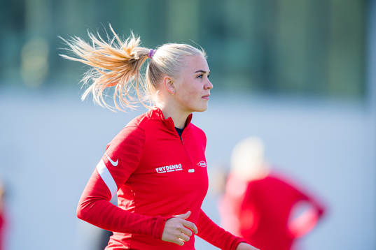 Hanne Larsen of Brann warms up