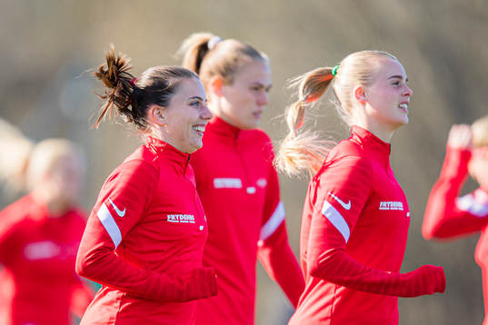 Cecilie Redisch Kvamme of Brann warms up