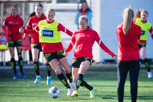 Guro Bergsvand of Brann warms up