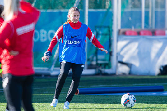 Ingrid Ryland of Brann warms up