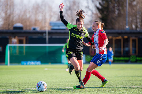 Cecilie Redisch Kvamme of Brann and Emilie Raaum Closs of