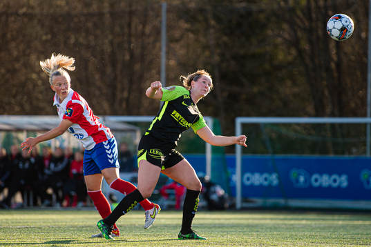 Emilie Bølviken of Lyn and Elisabeth Terland of Brann