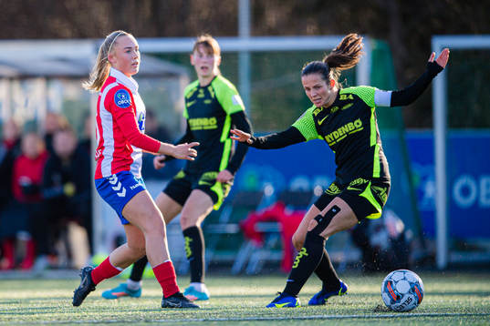 Julie Aune Jorde of Lyn and Tuva Hansen of Brann