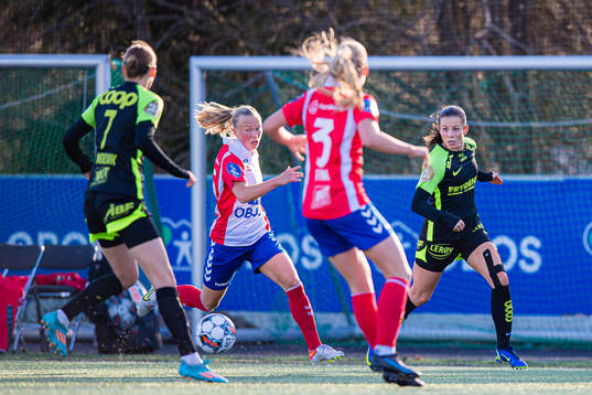 Emilie Bølviken of Lyn and Tuva Hansen of Brann