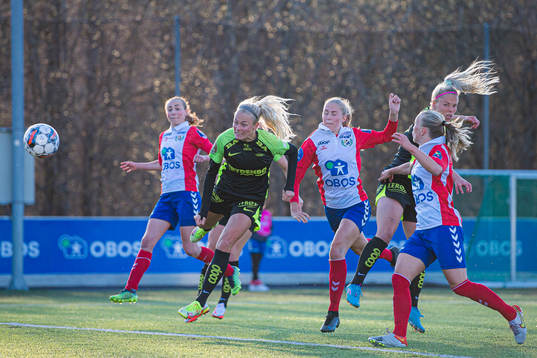 Guro Bergsvand of Brann missing a chance to score