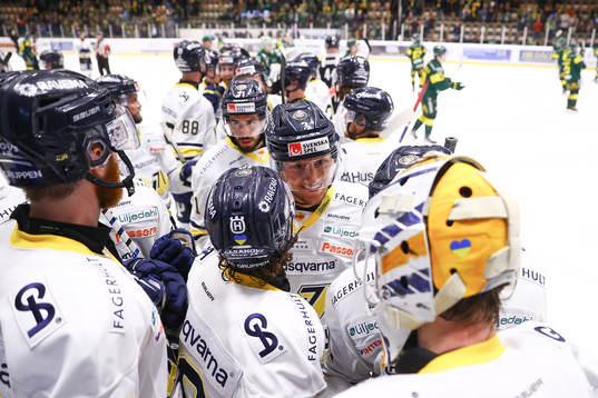 s spelare jublar med Filip Larsson