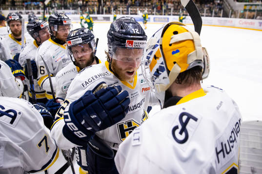 s Hunter Shinkaruk jublar med Filip Larsson
