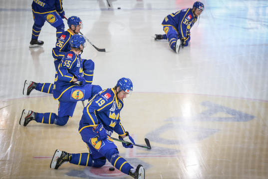 Players of Sweden at warm up