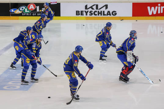 Players of Sweden at warm up
