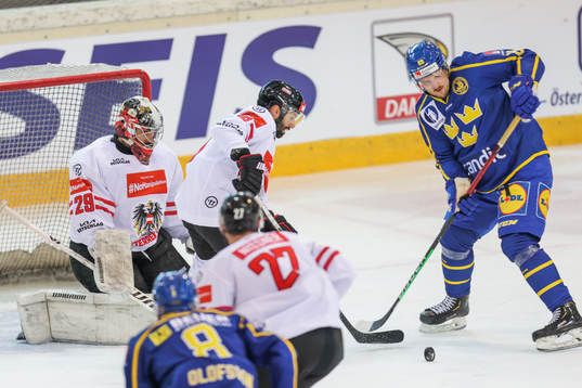 Patrik Karlkvist of Sweden against Benjamin Nissne,