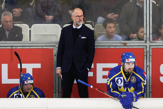 head coach Markus Åkerblom of Sweden