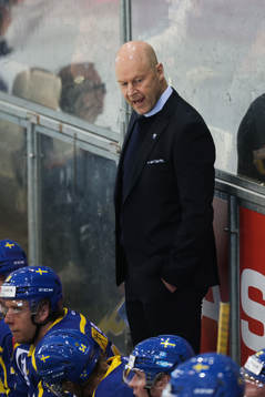 assistant coach Marcus Ragnarsson of Sweden