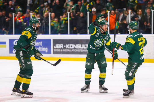 Björklövens Fredric Andersson jublar med lagkamrater