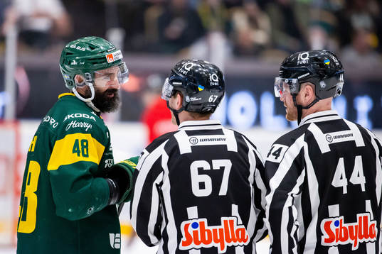 Björklövens Daniel Rahimi pratar med Domare Christian