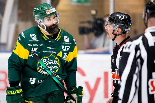 Björklövens Daniel Rahimi pratar med domaren