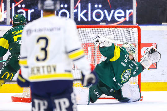 Björklövens målvakt Joona Voutilainen räddar