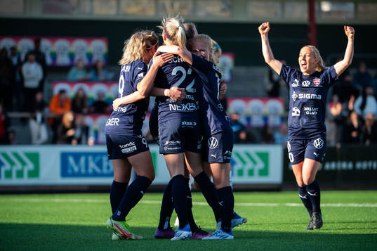 Rosengårds Stefanie Sanders jublar med lagkamrater