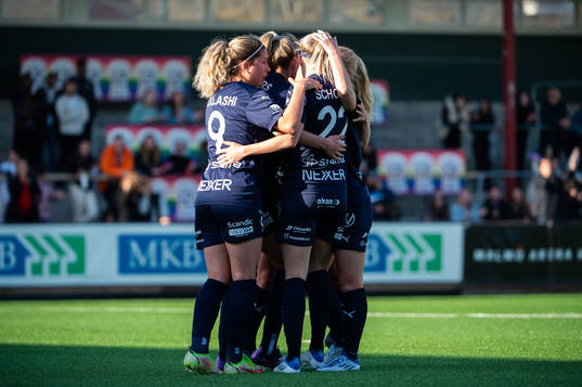 Rosengårds Stefanie Sanders jublar med lagkamrater