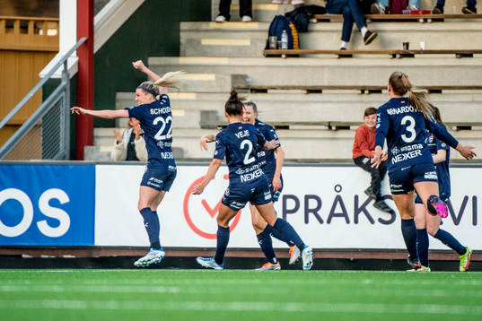Rosengårds Olivia Schough jublar med lagkamraterna