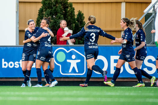 Rosengårds Olivia Schough jublar med lagkamraterna