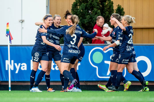 Rosengårds Olivia Schough jublar med lagkamraterna