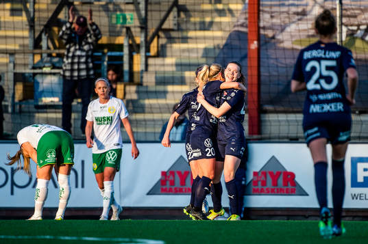 Rosengårds Bea Sprung jublar med lagkamraterna