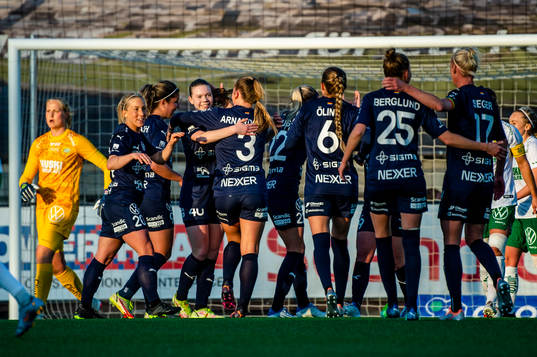 Rosengårds Bea Sprung jublar med lagkamraterna