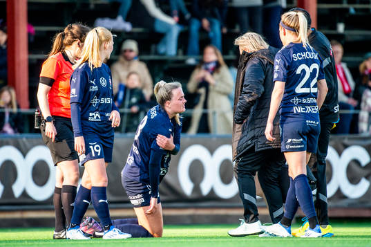 Rosengårds Stefanie Sanders tar sig för axeln