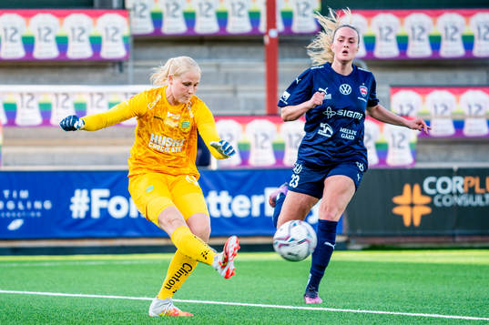 Hammarbys målvakt Kathrine Larsen mot Rosengårds Stefanie