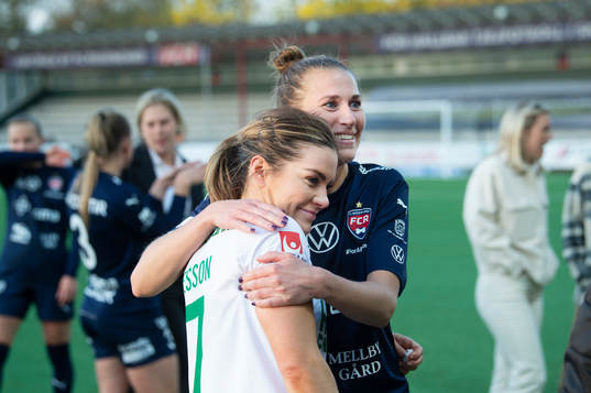 Rosengårds Emma Berglund kramar om Hammarbys Hanna