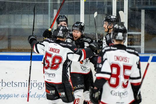 Hudiksvalls Johan Lindholm jublar med lagkamrater
