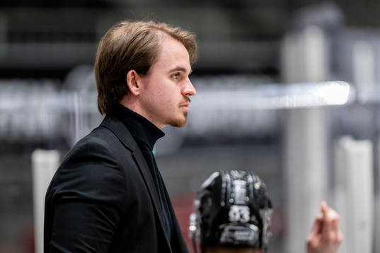 Hudiksvalls assisterande tränare Richard Lindelöf deppar
