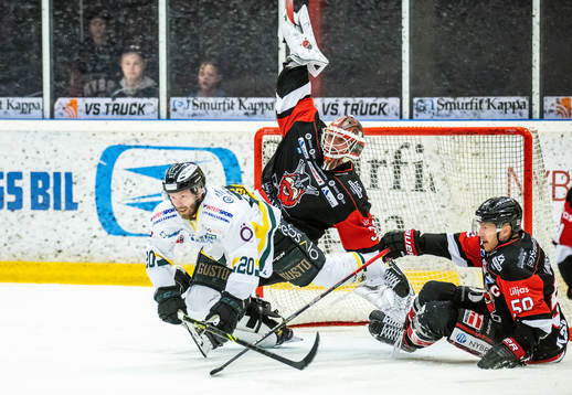 Östersunds Henrik Marklund och Nybros målvakt Robin