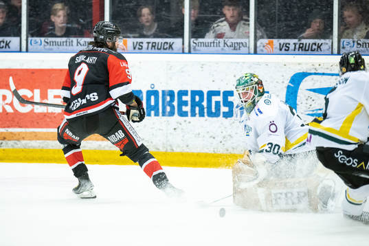 Nybros Eero Savalahti och Östersunds målvakt Isak Mantler