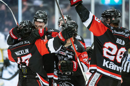 Nybros Lukas Macklin jublar med lagkamrater