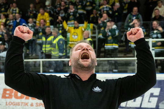 Östersunds tränare Kjell Åke Andersson jublar