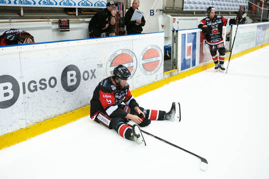 Nybros Eero Savalahti och Juho Liuksiala deppar