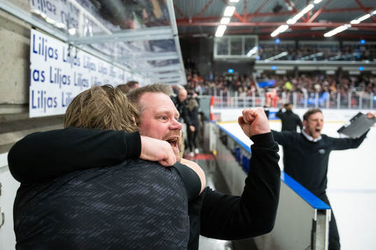 Östersunds tränare Kjell Åke Andersson jublar