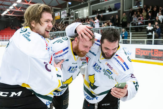 Östersunds målvakt Hugo Marklund, David Westlund och Carl