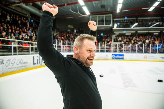Östersunds tränare Kjell Åke Andersson jublar