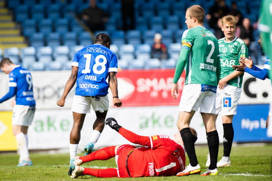 Trelleborgs Henry Offia jublar medan Brages målvakt Viktor