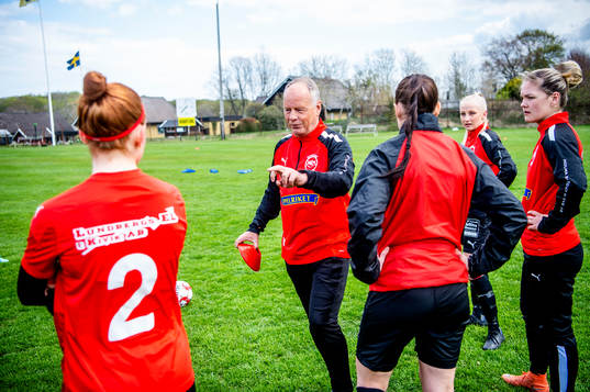 t Olofs IF /Kiviks tränare Anders Palmér med spelarna