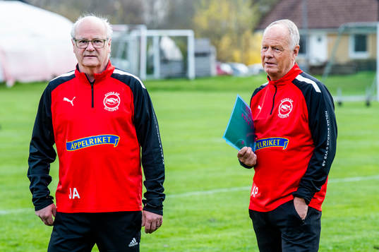 t Olofs IF /Kiviks ordförande och assisterande tränare