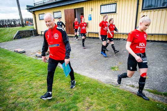 t Olofs IF /Kiviks tränare Anders Palmér med spelarna