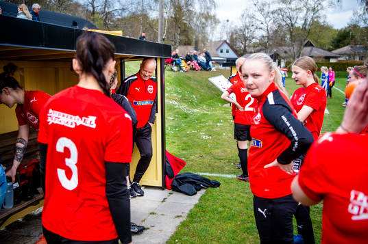 t Olofs IF /Kiviks tränare Anders Palmér med spelarna