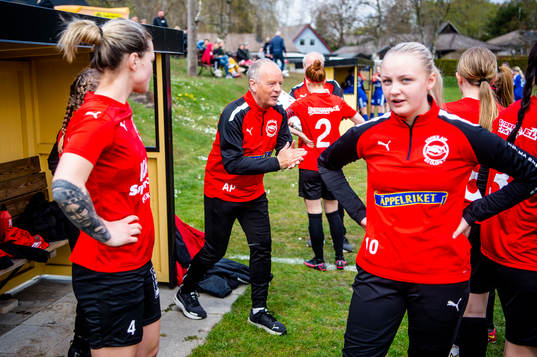 t Olofs IF /Kiviks tränare Anders Palmér med spelarna