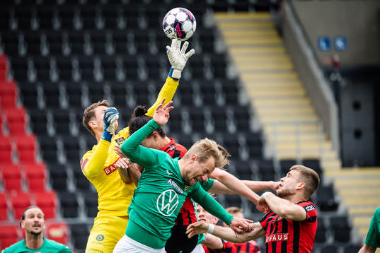Jönköpings Sebastian Crona och Brommapojkarnas målvakt