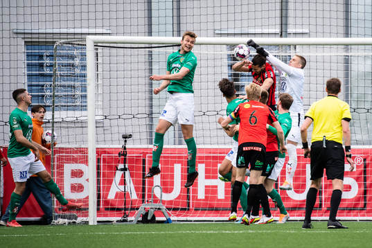 Brommapojkarnas Nikola Vasic gör 1-1