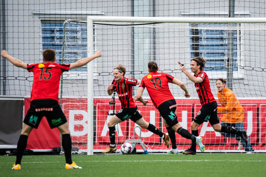 Brommapojkarnas Oscar Pettersson jublar